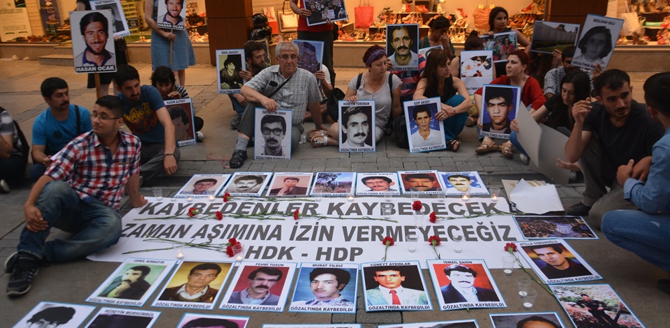 İzmirde HDK ve HDP üyelerinden kayıplar için oturma eylemi